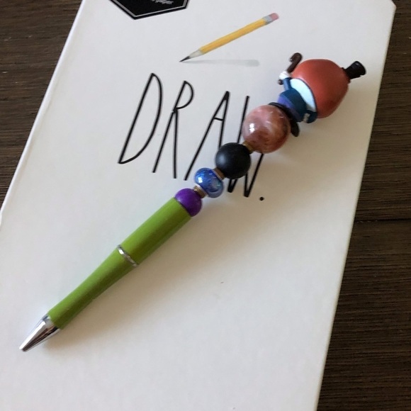 Disney Doorables: Alice in Wonderland: Walrus handmade beaded pen - Picture 3 of 3